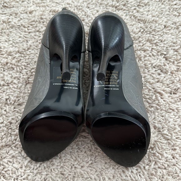 Gray ankle booties, peep, toe with buttons, open up to the top-perfect condition - Picture 11 of 16